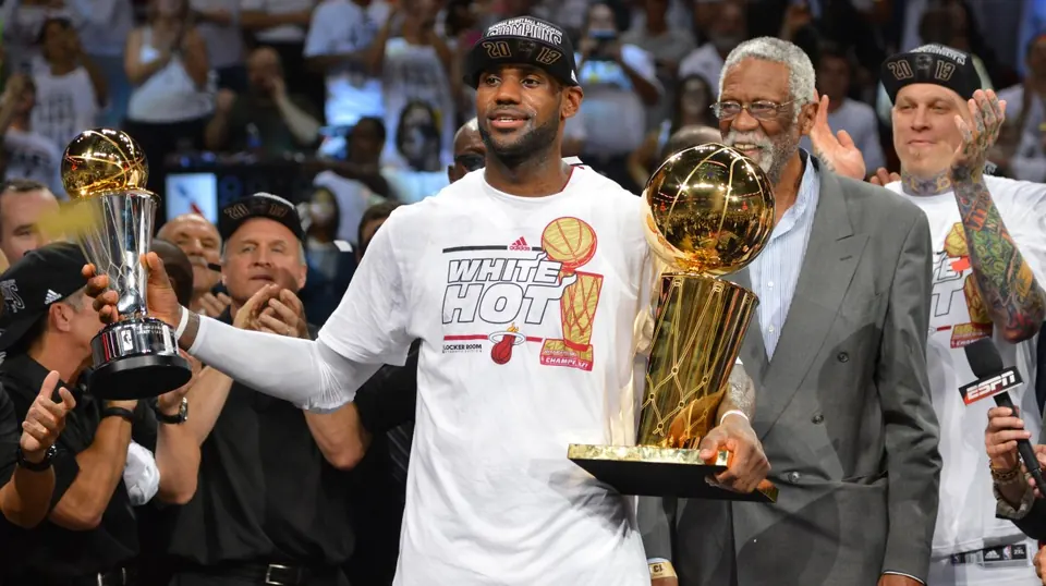2013年のマイアミ・ヒート優勝セレモニーでトロフィーを手にするレブロン・ジェームズ