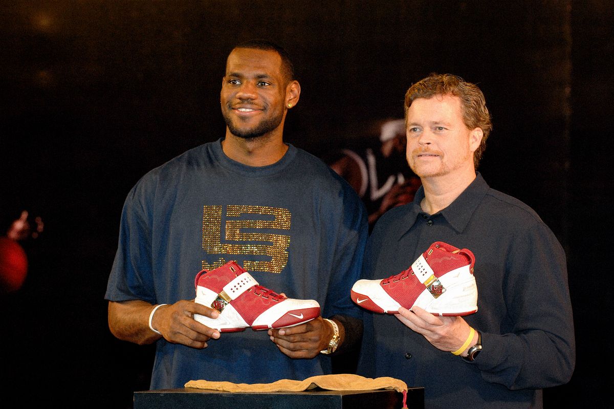 2007年、ナイキのマーク・パーカーとズーム レブロン 5を披露するレブロン・ジェームズ