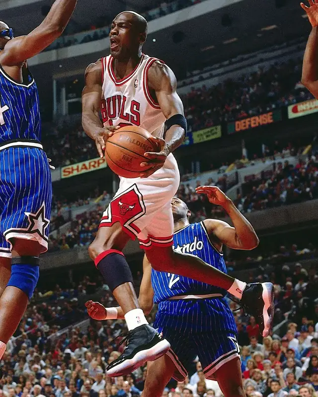 1995年、NBAのコートでブラックのAJ11を着用したマイケル・ジョーダン